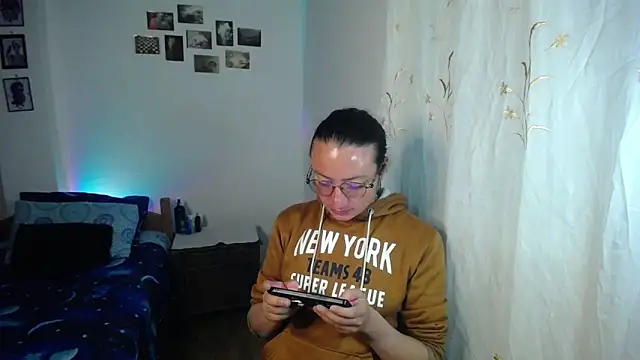 Snapshot of monkeywillwhite chatting on February 8, 12:52 am monkeywillwhite online show from February 8, 12:52 am