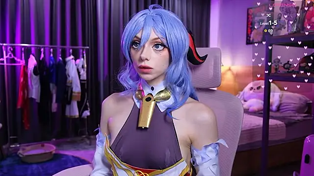 HolliWould  online show from February 21, 10:50 am