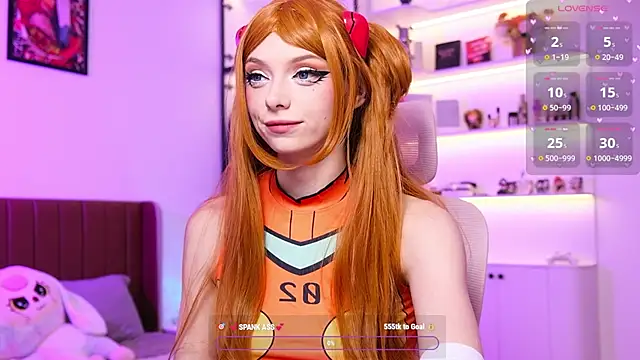 HolliWould  online show from April 9, 10:32 am