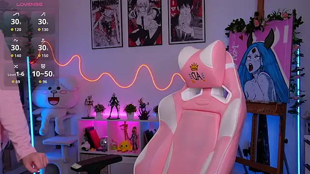 HolliWould  online show from September 12, 5:56 pm