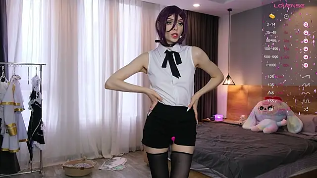 HolliWould  online show from December 17, 8:08 am