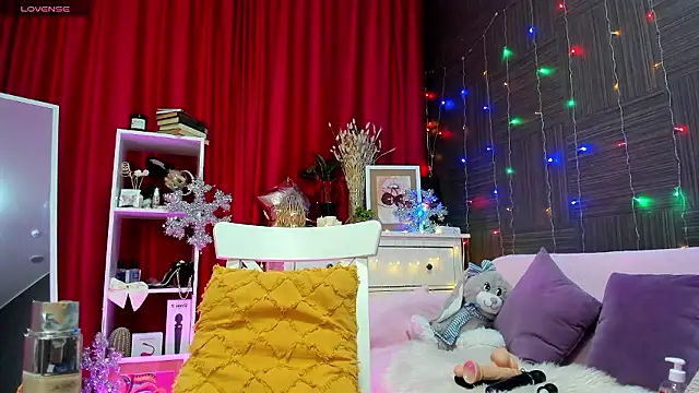 Snapshot of Queen_baby chatting on December 3, 2:20 am Queen baby online show from December 3, 2:20 am