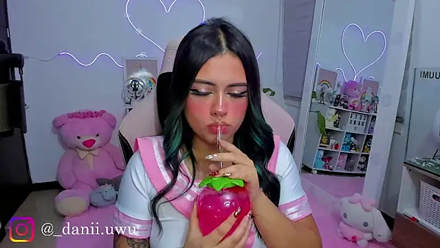 CuteDani  online show from April 16, 5:19 am