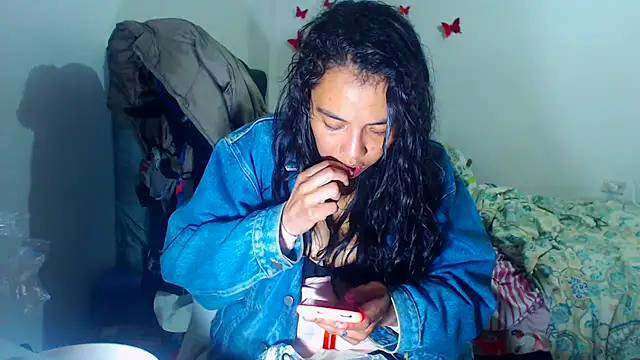 Snapshot of AmaraRoberts420 chatting on November 28, 2:01 am AmaraRoberts420 online show from November 28, 2:01 am