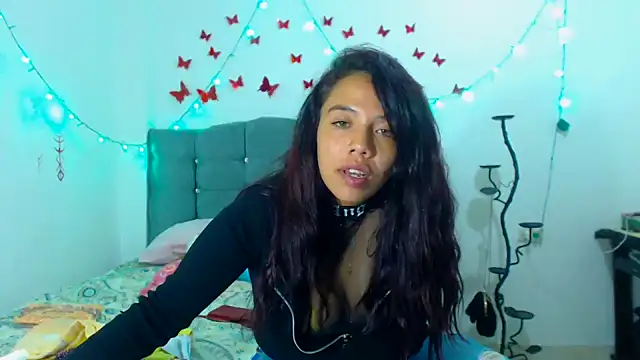 Snapshot of AmaraRoberts420 chatting on February 3, 12:25 am AmaraRoberts420 online show from February 3, 12:25 am