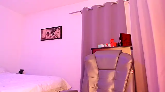 leilahot14 online show from March 4, 6:15 pm