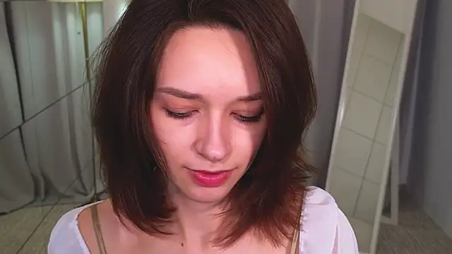 VivianLy  online show from December 27, 11:28 am