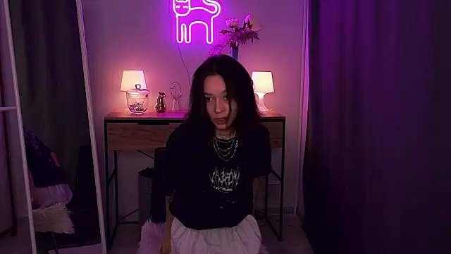 VivianLy  online show from February 16, 9:26 am