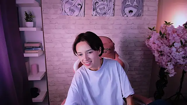 VivianLy  online show from September 24, 11:28 am