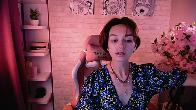 VivianLy  online show from September 10, 11:09 am