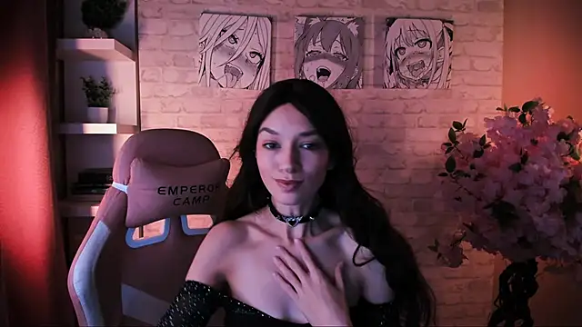 VivianLy  online show from November 28, 11:10 am