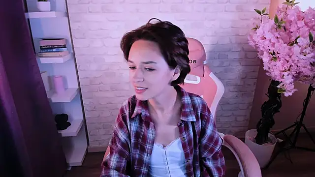 VivianLy  online show from September 23, 11:06 am