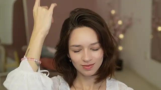 VivianLy  online show from December 3, 7:38 am