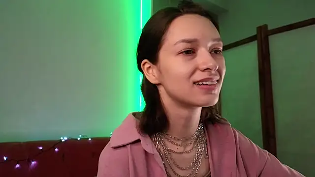 VivianLy  online show from February 28, 10:30 am