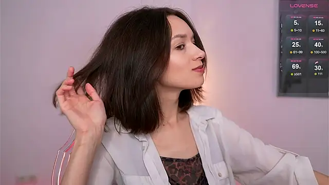 VivianLy  online show from February 15, 9:27 am