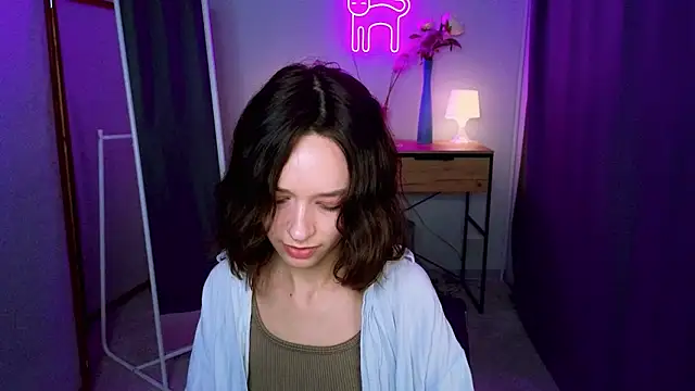 VivianLy  online show from February 2, 3:39 pm