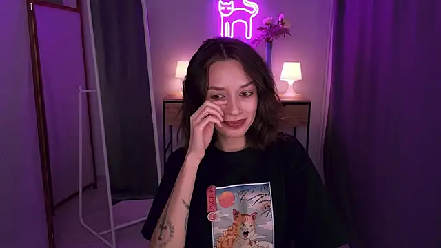 VivianLy  online show from February 14, 9:55 am