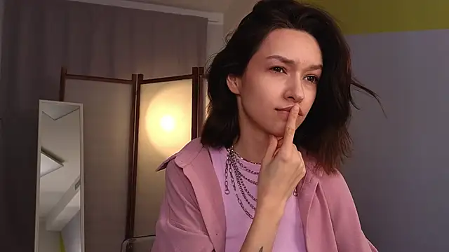 VivianLy  online show from February 27, 9:50 am