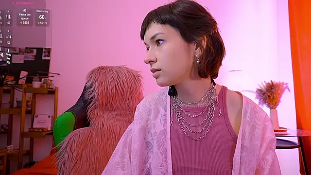 VivianLy  online show from March 13, 11:04 am