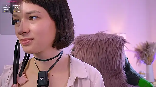 VivianLy  online show from March 9, 11:58 am