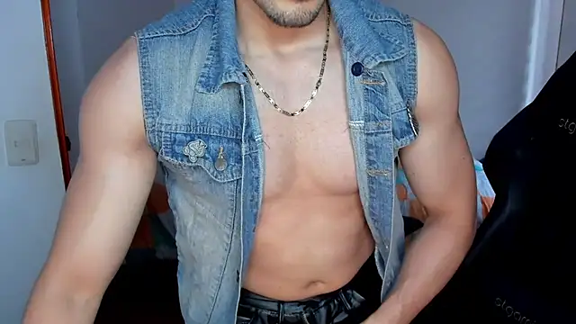 Snapshot of Tommy_Bred chatting on July 1, 7:47 pm Tommy Bred online show from July 1, 7:47 pm
