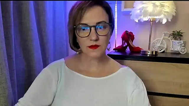 Snapshot of feliziaDesire chatting on October 6, 1:01 pm feliziaDesire online show from October 6, 1:01 pm