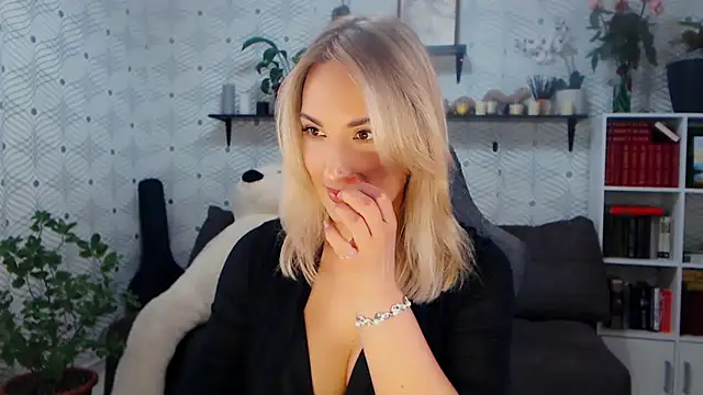 MillaXQueen online show from March 10, 2:54 pm