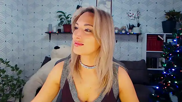 Snapshot of MillaXQueen chatting on December 14, 7:25 am MillaXQueen online show from December 14, 7:25 am