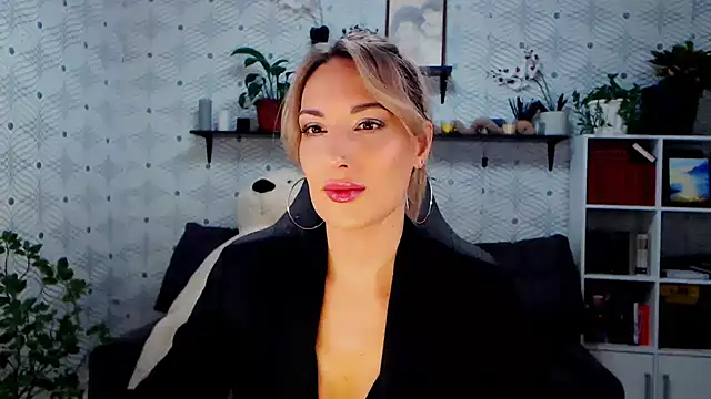 Snapshot of MillaXQueen chatting on November 30, 2:40 pm MillaXQueen online show from November 30, 2:40 pm