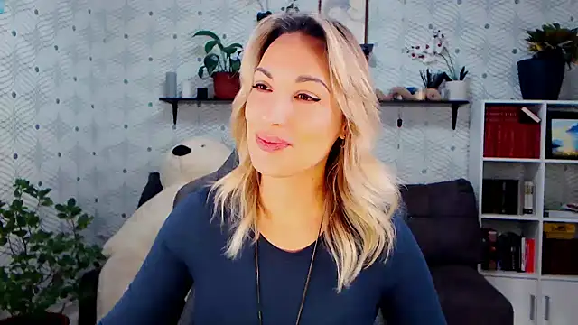 Snapshot of MillaXQueen chatting on November 16, 6:07 am MillaXQueen online show from November 16, 6:07 am