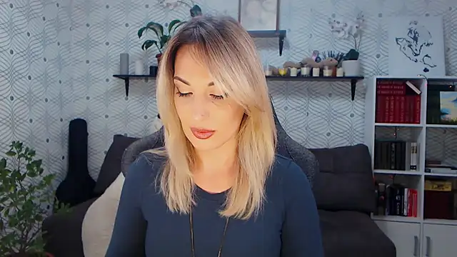 MillaXQueen online show from May 27, 1:18 pm