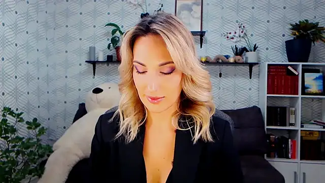 Snapshot of MillaXQueen chatting on November 15, 12:53 pm MillaXQueen online show from November 15, 12:53 pm