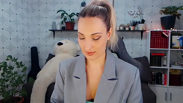 MillaXQueen online show from March 12, 12:20 pm