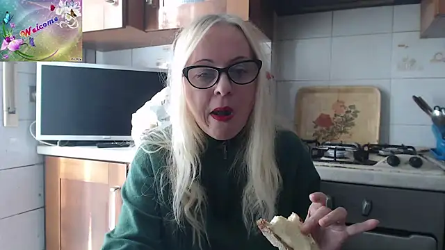 Snapshot of martachatte chatting on December 3, 9:53 am martachatte online show from December 3, 9:53 am