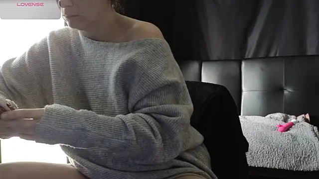 Mia G0ld online show from March 4, 2:25 pm