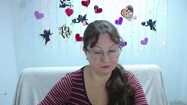 Snapshot of VanessaHotts chatting on February 17, 6:31 am VanessaHotts online show from February 17, 6:31 am