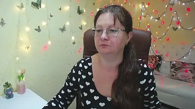 VanessaHotts online show from March 27, 6:00 am