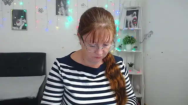 Snapshot of VanessaHotts chatting on October 13, 5:09 am VanessaHotts online show from October 13, 5:09 am