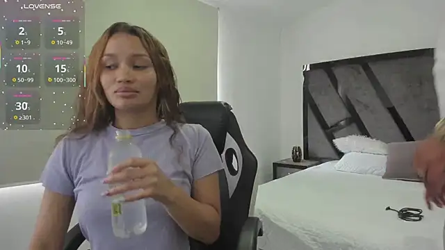 AnnieAndStefan online show from April 29, 1:48 pm