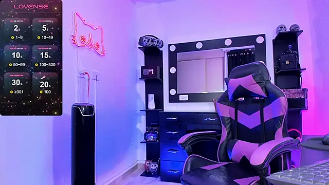 Snapshot of miss_kitty chatting on October 18, 1:07 am miss kitty online show from October 18, 1:07 am