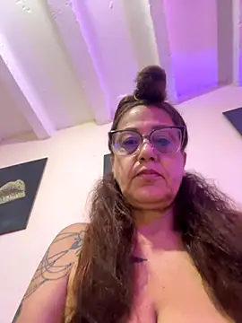 Snapshot of lonely_shewolf chatting on October 27, 1:01 pm lonely shewolf online show from October 27, 1:01 pm