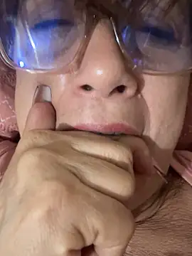 Snapshot of lonely_shewolf chatting on October 25, 3:28 am lonely shewolf online show from October 25, 3:28 am