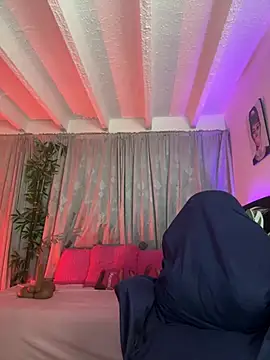 Snapshot of lonely_shewolf chatting on April 6, 3:57 pm lonely shewolf online show from April 6, 3:57 pm