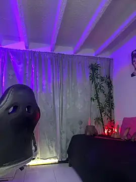 Snapshot of lonely_shewolf chatting on April 24, 4:53 pm lonely shewolf online show from April 24, 4:53 pm