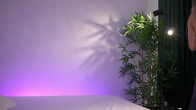 ArtTeasee online show from April 15, 5:46 am