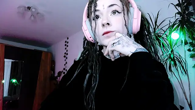 Snapshot of pale_skin chatting on October 2, 5:38 pm pale skin online show from October 2, 5:38 pm