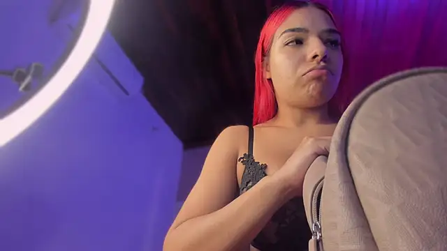 Emmily Savage online show from March 11, 11:48 am