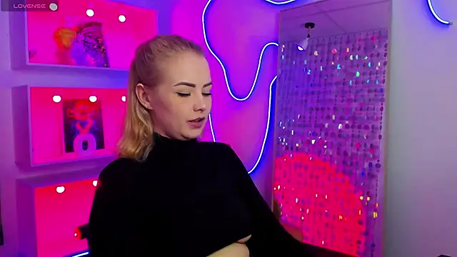 StephanieSweety online show from April 18, 7:07 pm