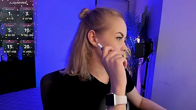 StephanieSweety online show from March 18, 5:36 pm