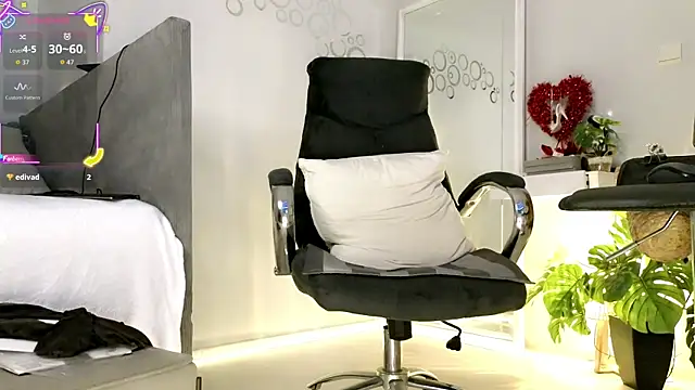 missmiamore online show from January 9, 2:46 pm